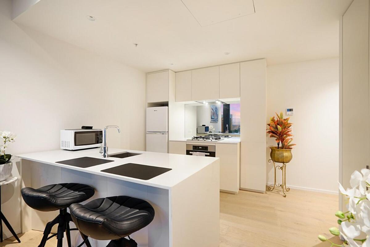 Top-tier 2 Bdrm View Southbank 47th Floor Apartment